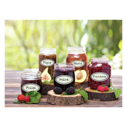 L'image montre plusieurs bocaux de confiture de fruits sur des troncs de bois, étiquetés avec des noms de fruits tels que Fraise, Figue, Pêche, Mûre et Framboise. Il y a aussi des fruits frais en bas.