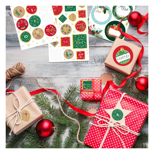L'image montre des cadeaux de Noël joliment emballés avec des décorations, des étiquettes et des éléments festifs sur une table en bois.