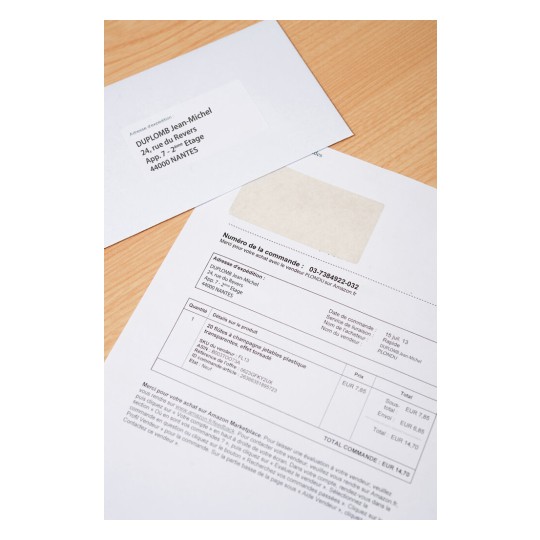 L'image montre une commande imprimée d'Amazon avec une adresse sur une enveloppe. La commande inclut des détails sur des produits achetés, y compris le prix total.