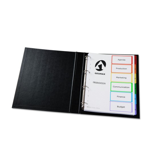 L'intérieur d'un classeur noir avec une page de présentation et des onglets colorés pour l'agenda, la production, le marketing, la communication, les finances et le budget.