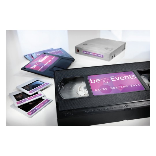 L'image montre différentes cassettes et diapositives de présentation liées à une réunion de vente de l'année 2014, mettant en avant le logo 'be Events'.