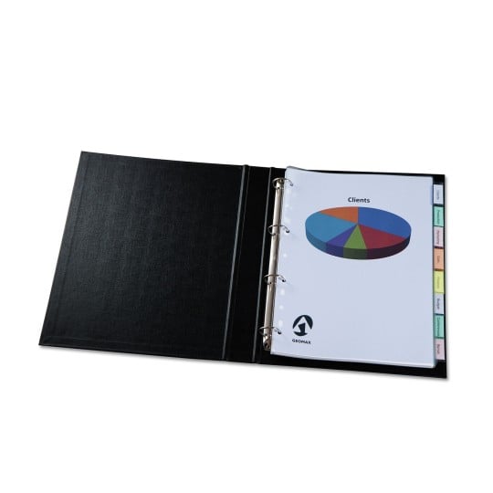 C'est un classeur noir ouvert avec un document à l'intérieur présentant un graphique en secteurs intitulé 'Clients'. Il y a également des onglets sur le côté pour différentes catégories.