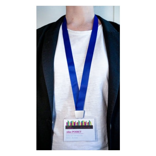 Une personne portant un badge d'identification avec un cordon bleu. Le badge contient un nom et des illustrations de livres en haut.
