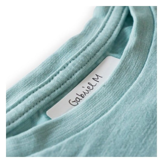 L'image montre plusieurs morceaux de tissu de couleur bleu clair, avec une étiquette portant le nom 'Gabriel M'.