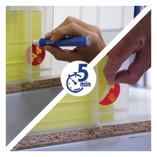 L'image montre deux actions: une main utilisant un marqueur sur un label et une autre main retirant un autocollant d'une boîte. Les documents jaunes sont visibles à l'intérieur de conteneurs transparents. Un symbole de minuterie indique '5 min'.