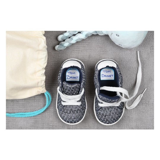 chaussure avec etiquette rouge