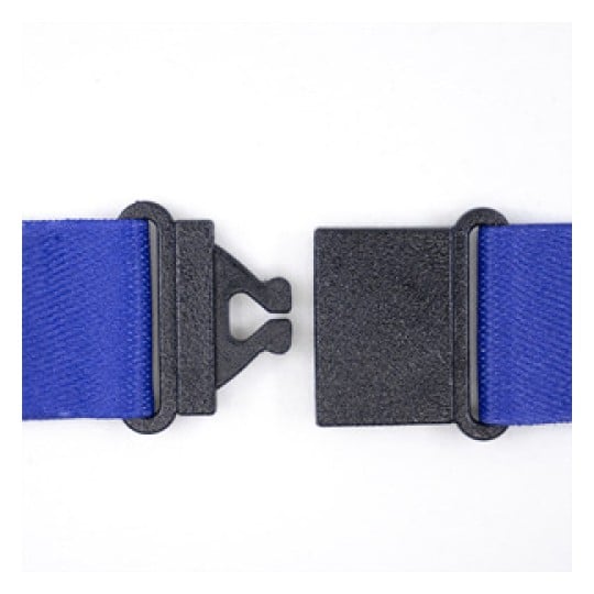 Cette image montre une sangle bleue avec une boucle noire au milieu, probablement utilisée pour un sac ou un vêtement.