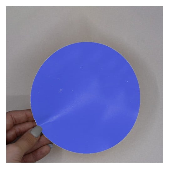 C'est un cercle de couleur violette tenu dans une main, sur un fond beige.