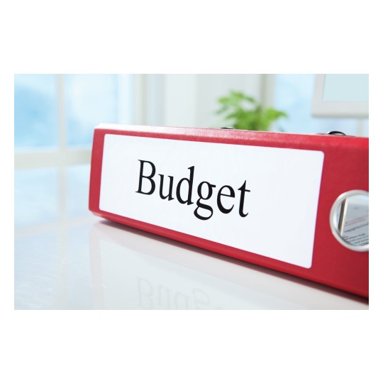 Une chemise rouge portant l'étiquette 'Budget', sur une surface réfléchissante.
