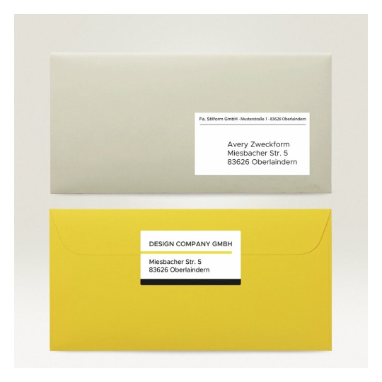 L'image montre deux enveloppes, l'une grise et l'autre jaune, chacune avec une étiquette d'adresse.