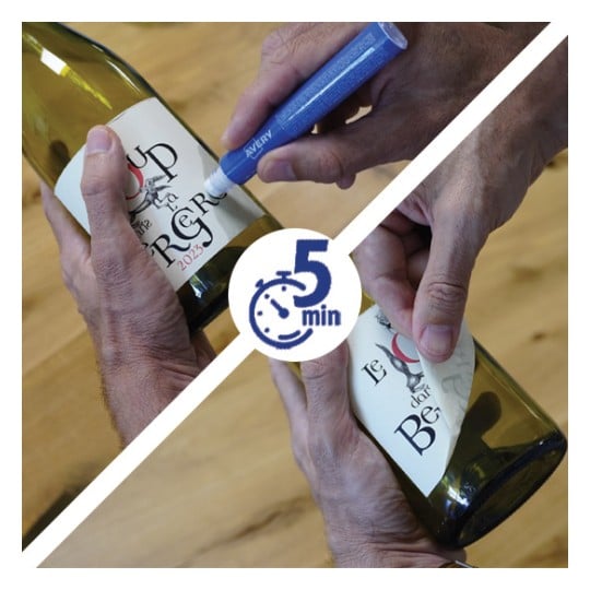 L'image montre des mains écrivant sur des bouteilles de vin à l'aide d'un marqueur, avec un chronomètre affichant 5 minutes.
