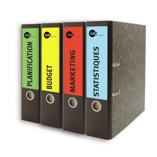 L'image montre quatre classeurs reliés par un élastique, portant des étiquettes colorées avec les mots : PLANIFICATION, BUDGET, MARKETING et STATISTIQUES.