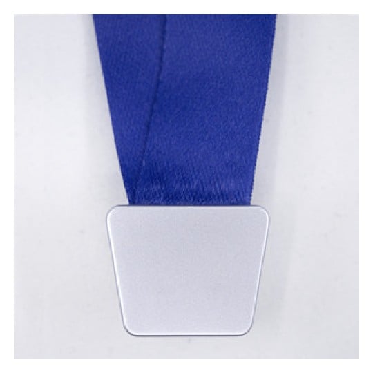 L'image montre une médaille avec un ruban bleu, probablement destinée à des récompenses ou des compétitions. La médaille est vierge d'écriture ou de symbole.