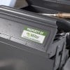 étiquette résistante en polyester collée sur une caisse à outils