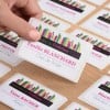 badges adhésifs facilement disposés à l'entrée d'un évènement