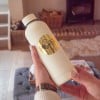 Stickers personnalisées ronds dorés sur une gourde