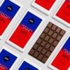 étiquettes personnalisées collées sur des tablettes de chocolat