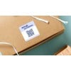 Etiquette QR code collée sur un emballage en carton