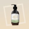 Etiquette personnalisée waterproof collée sur un flacon pour cosmétiques