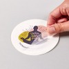 Main décollant un sticker personnalisé transparent