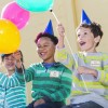 enfants portant des badges autocollants personnalisés lors d'un anniversaire