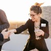 femme portant un badge autocollant personnalisé lors d'un mariage