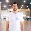 homme portant un badge autocollant personnalisé