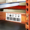 Etiquette code-barre collée sur le racking d'un entrepôt