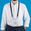 L'image montre une personne portant une chemise blanche avec un badge autour du cou. Le badge inclut le nom 'Damien Miaping' et le titre 'Commercial'. Le fond est bleu.