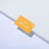 Dans l'image, on voit une carte orange avec le texte 'Max Actif', posée sur un fond clair.