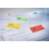 Une image montrant des documents avec des étiquettes colorées pour le budget, les réunions, les ventes et le contrôle.