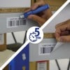 L'image montre des étiquettes de cartons avec des barres de code. À gauche, une personne écrit sur l'étiquette avec un marqueur. À droite, une autre personne décolle une étiquette. Un chronomètre indique '5 min'.