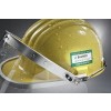 Il s'agit d'un casque de sécurité jaune avec une visière, portant un autocollant d'une entreprise. Le casque est couvert de gouttes d'eau.