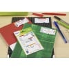 L'image montre des fournitures scolaires, y compris des étiquettes avec des matières scolaires, des classeurs et des stylos sur un bureau.