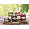 L'image montre plusieurs bocaux de confiture de fruits sur des troncs de bois, étiquetés avec des noms de fruits tels que Fraise, Figue, Pêche, Mûre et Framboise. Il y a aussi des fruits frais en bas.