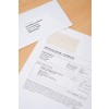L'image montre une commande imprimée d'Amazon avec une adresse sur une enveloppe. La commande inclut des détails sur des produits achetés, y compris le prix total.