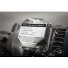 L'image montre un moteur avec une étiquette en métal indiquant les détails du moteur, y compris le type, le numéro de série et la puissance en kilowatts.