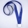 C'est une médaille avec un ruban bleu, sans gravure ni inscription visible.