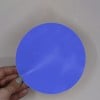 C'est un cercle de couleur violette tenu dans une main, sur un fond beige.