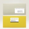 L'image montre deux enveloppes, l'une grise et l'autre jaune, chacune avec une étiquette d'adresse.