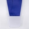 L'image montre une médaille avec un ruban bleu, probablement destinée à des récompenses ou des compétitions. La médaille est vierge d'écriture ou de symbole.